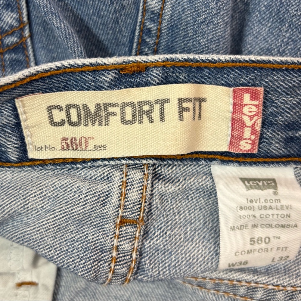 Levi’s 560 Comfort Fit Distressed Cut Off Denim Shorts Size 36 Blue Jean - Picture 3 of 5
